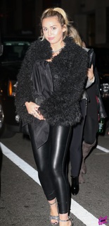 Miley Cyrus feet photo thumbnail