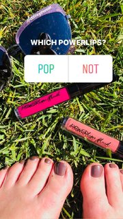 Tori Spelling feet photo thumbnail