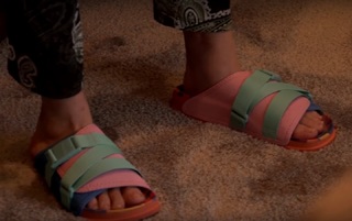 Kaley Cuoco feet photo thumbnail