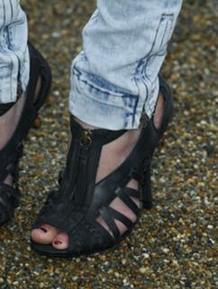 Kaya Scodelario feet photo thumbnail