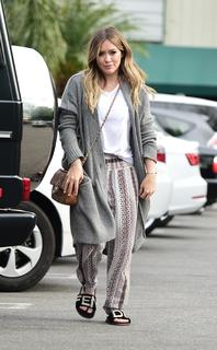 Hilary Duff feet photo thumbnail