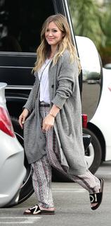Hilary Duff feet photo thumbnail