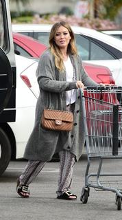 Hilary Duff feet photo thumbnail