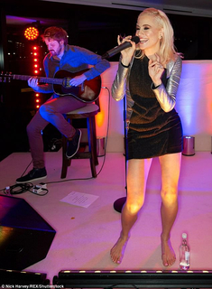 Pixie Lott feet photo thumbnail