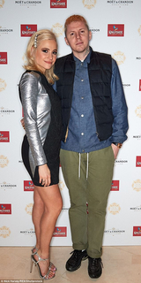 Pixie Lott feet photo thumbnail