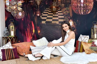Victoria Justice feet photo thumbnail