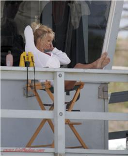 Pamela Anderson feet photo thumbnail
