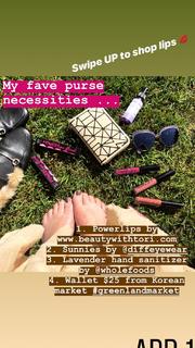 Tori Spelling feet photo thumbnail