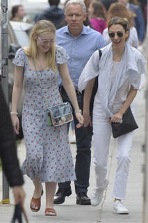 Dakota Fanning feet photo thumbnail