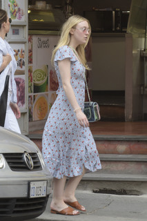 Dakota Fanning feet photo thumbnail
