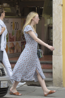 Dakota Fanning feet photo thumbnail