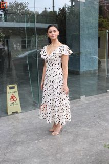 Alia Bhatt feet photo thumbnail