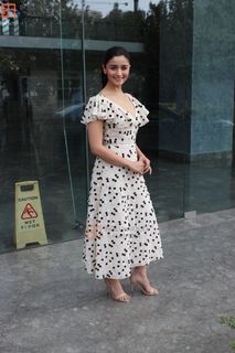 Alia Bhatt feet photo thumbnail