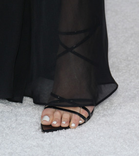 Olivia Culpo feet photo thumbnail