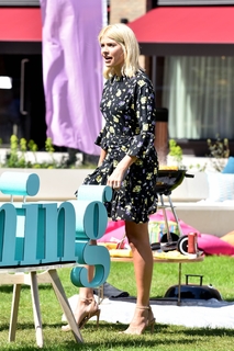 Holly Willoughby feet photo thumbnail