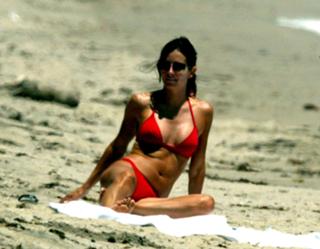 Courteney Cox feet photo thumbnail