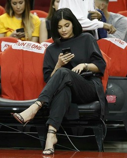 Kylie Jenner feet photo thumbnail