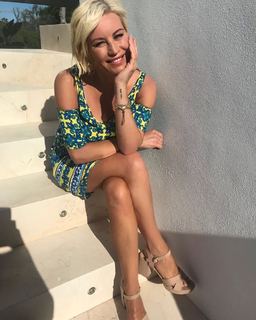 Denise Van Outen feet photo thumbnail