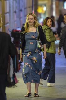 Dakota Fanning feet photo thumbnail