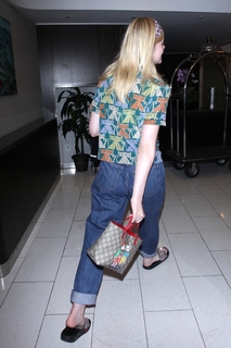 Elle Fanning feet photo thumbnail