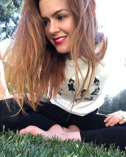 Isla Fisher feet photo thumbnail