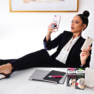 Shay Mitchell feet photo thumbnail