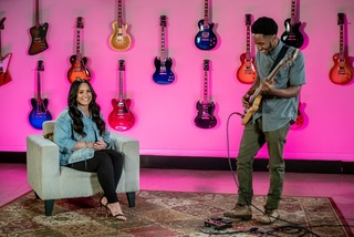 Demi Lovato feet photo thumbnail
