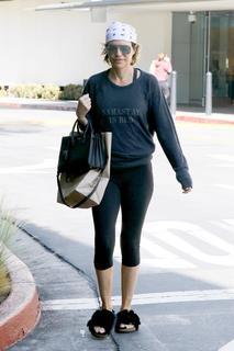 Lisa Rinna feet photo thumbnail