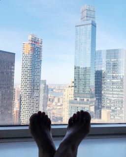 Halle Berry feet photo thumbnail