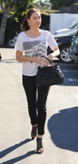 Kelly Brook feet photo thumbnail