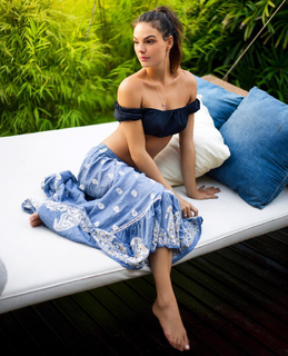 Isis Valverde feet photo thumbnail