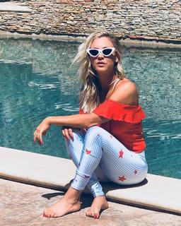 Kaley Cuoco feet photo thumbnail