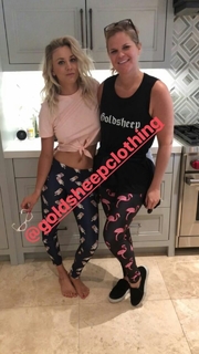 Kaley Cuoco feet photo thumbnail