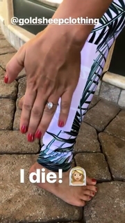Kaley Cuoco feet photo thumbnail