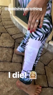 Kaley Cuoco feet photo thumbnail