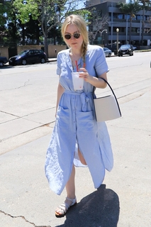 Dakota Fanning feet photo thumbnail