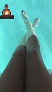 Eiza González feet photo thumbnail