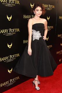 Sarah Hyland feet photo thumbnail