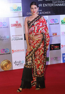 Kriti Sanon feet photo thumbnail