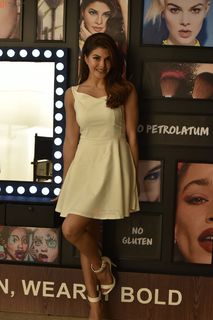 Jacqueline Fernandez feet photo thumbnail