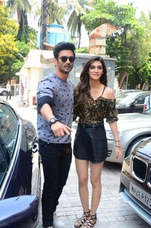 Kriti Sanon feet photo thumbnail