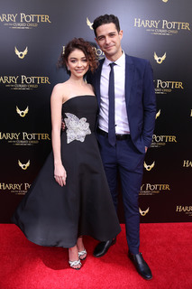 Sarah Hyland feet photo thumbnail