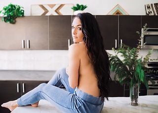 Nikki Garcia feet photo thumbnail