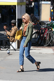 Sienna Miller feet photo thumbnail
