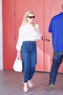 Reese Witherspoon feet photo thumbnail