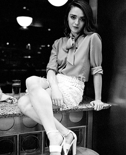 Maisie Williams feet photo thumbnail