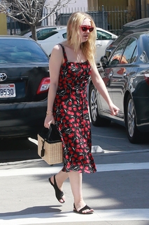 Dakota Fanning feet photo thumbnail