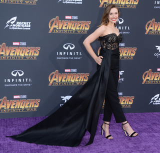 Elizabeth Olsen feet photo thumbnail
