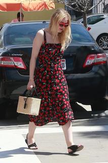 Dakota Fanning feet photo thumbnail