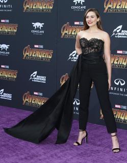 Elizabeth Olsen feet photo thumbnail